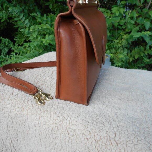*sold* Vintage Coach Willis Bag 9927, in British Tan - Picture 4 of 10
